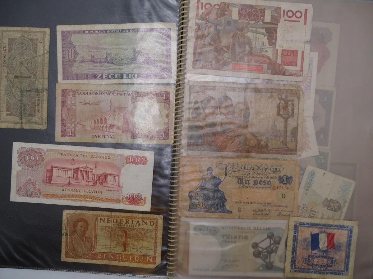 Verzameling oude munten en bankbiljetten in album - foto 43