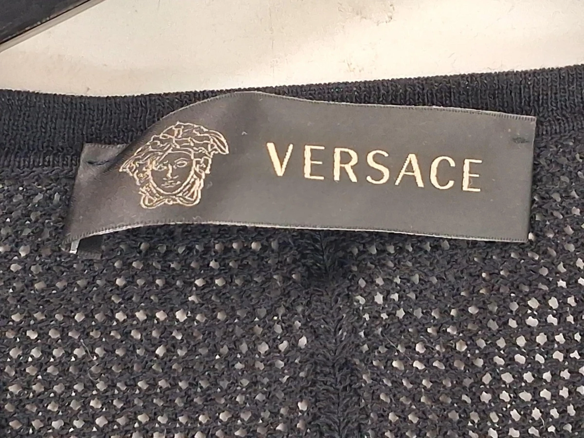 fijngebreide, zwarte V-hals top van het designermerk Versace - foto 3