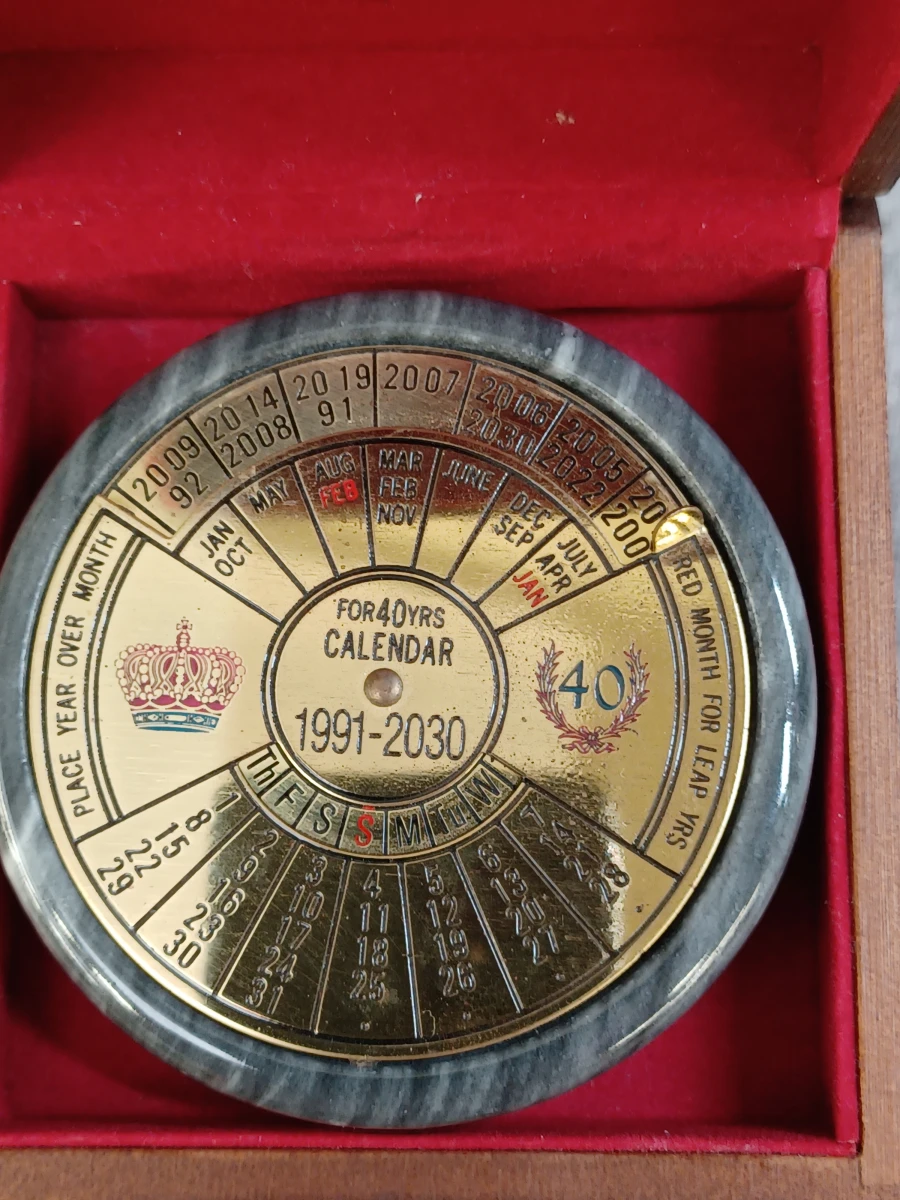 Eeuwigdurende kalender 40 Jaar (1991–2030) in messing en marmer met houten kistje - foto 2
