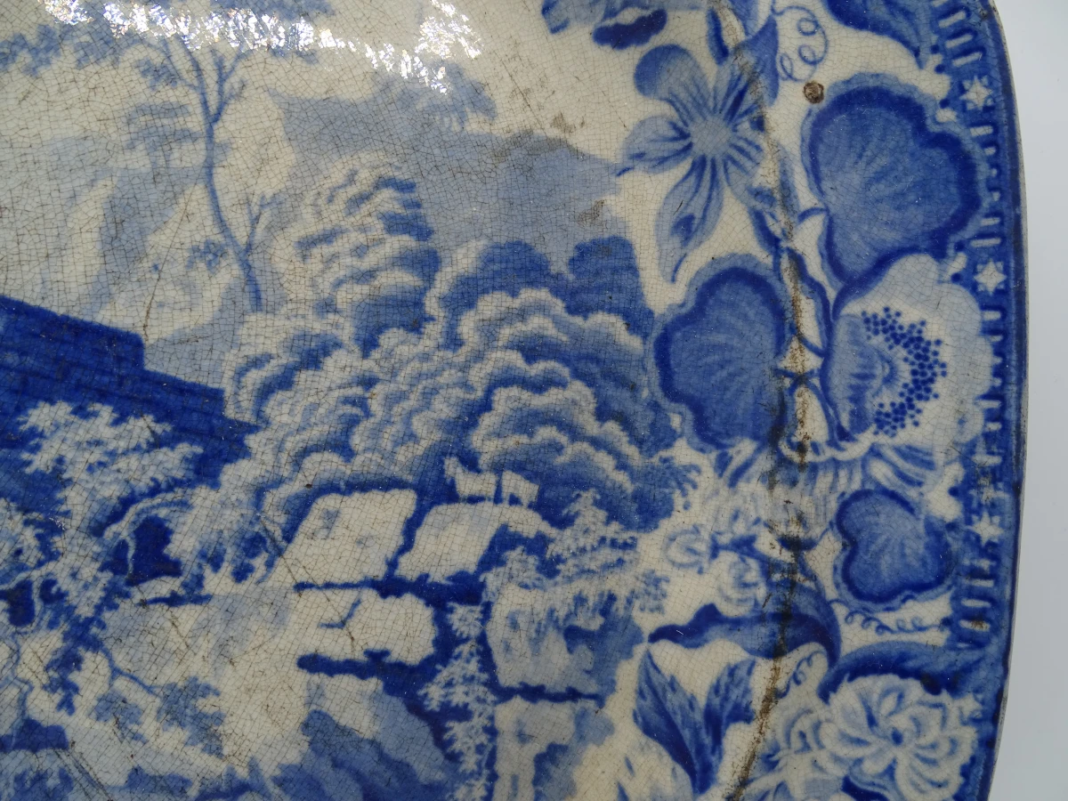 Oud blauw-wit serveerschaal met landschap - foto 4
