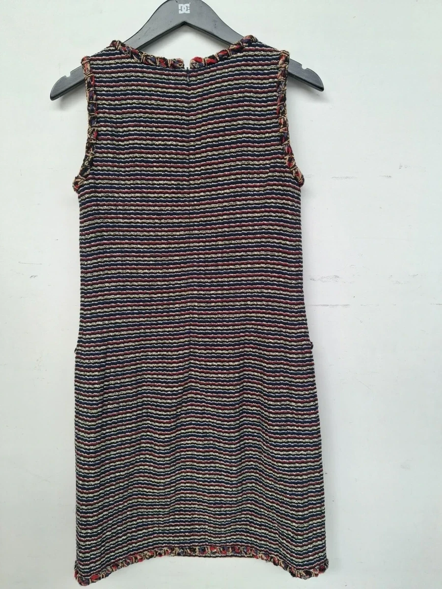 Mouwloze tweed mini-jurk van Chanel - foto 2