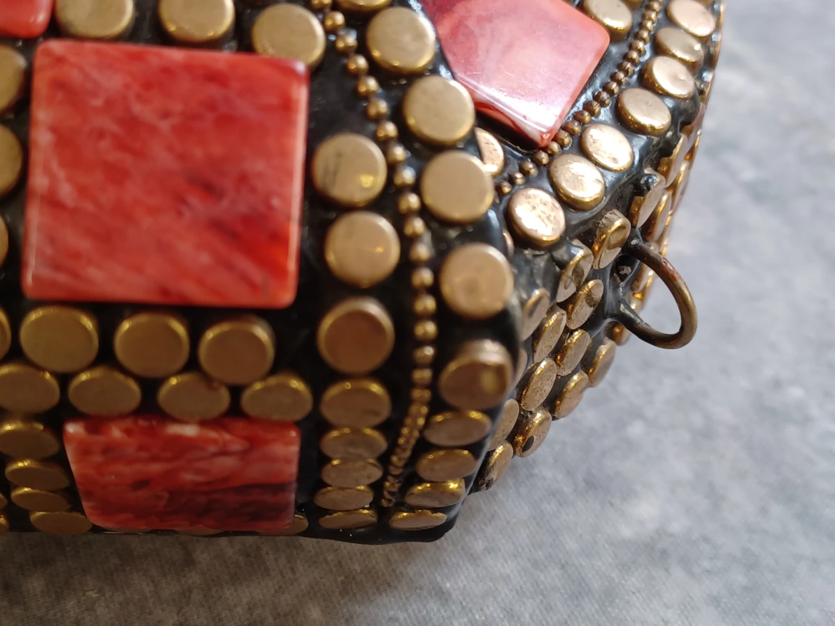 Handgemaakte Oosterse mozaïek clutch in messing en rode inleg - foto 7