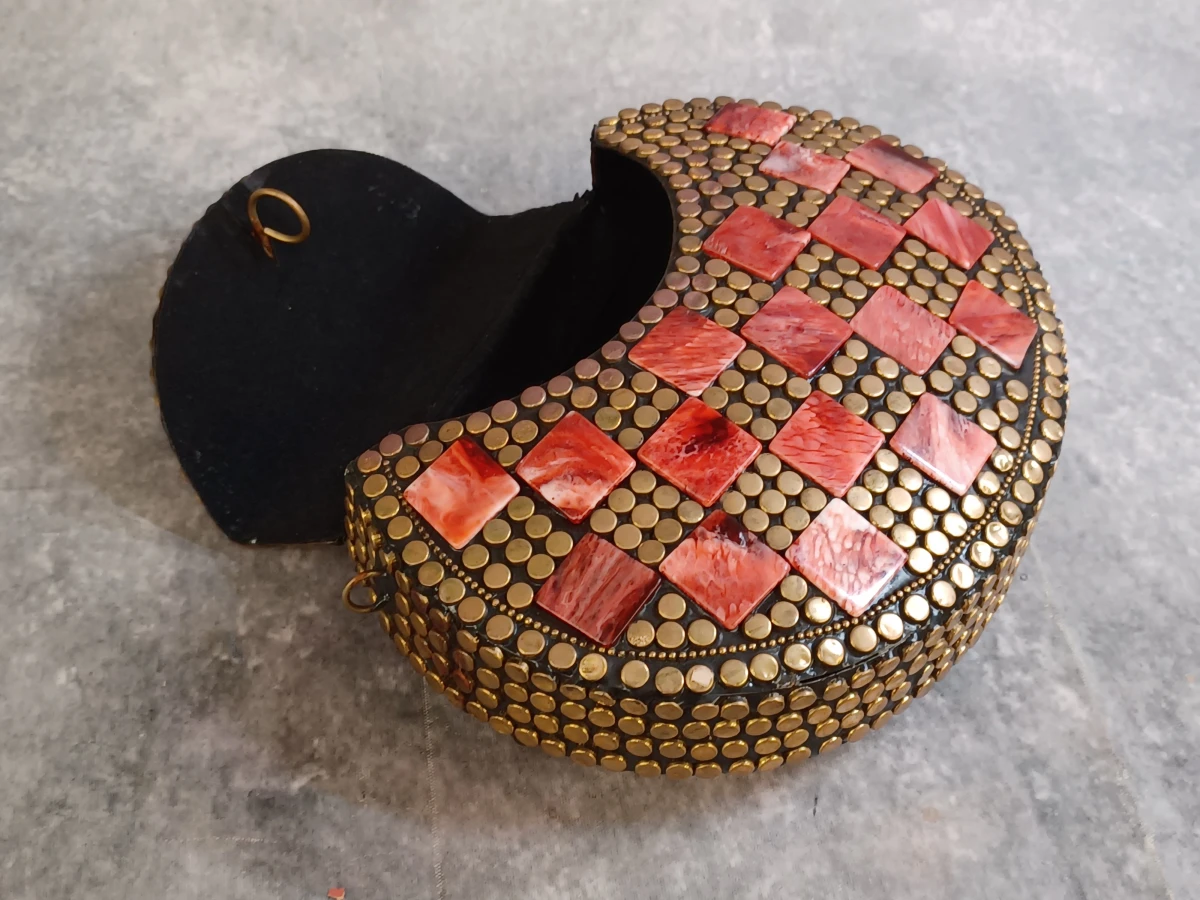 Handgemaakte Oosterse mozaïek clutch in messing en rode inleg - foto 4