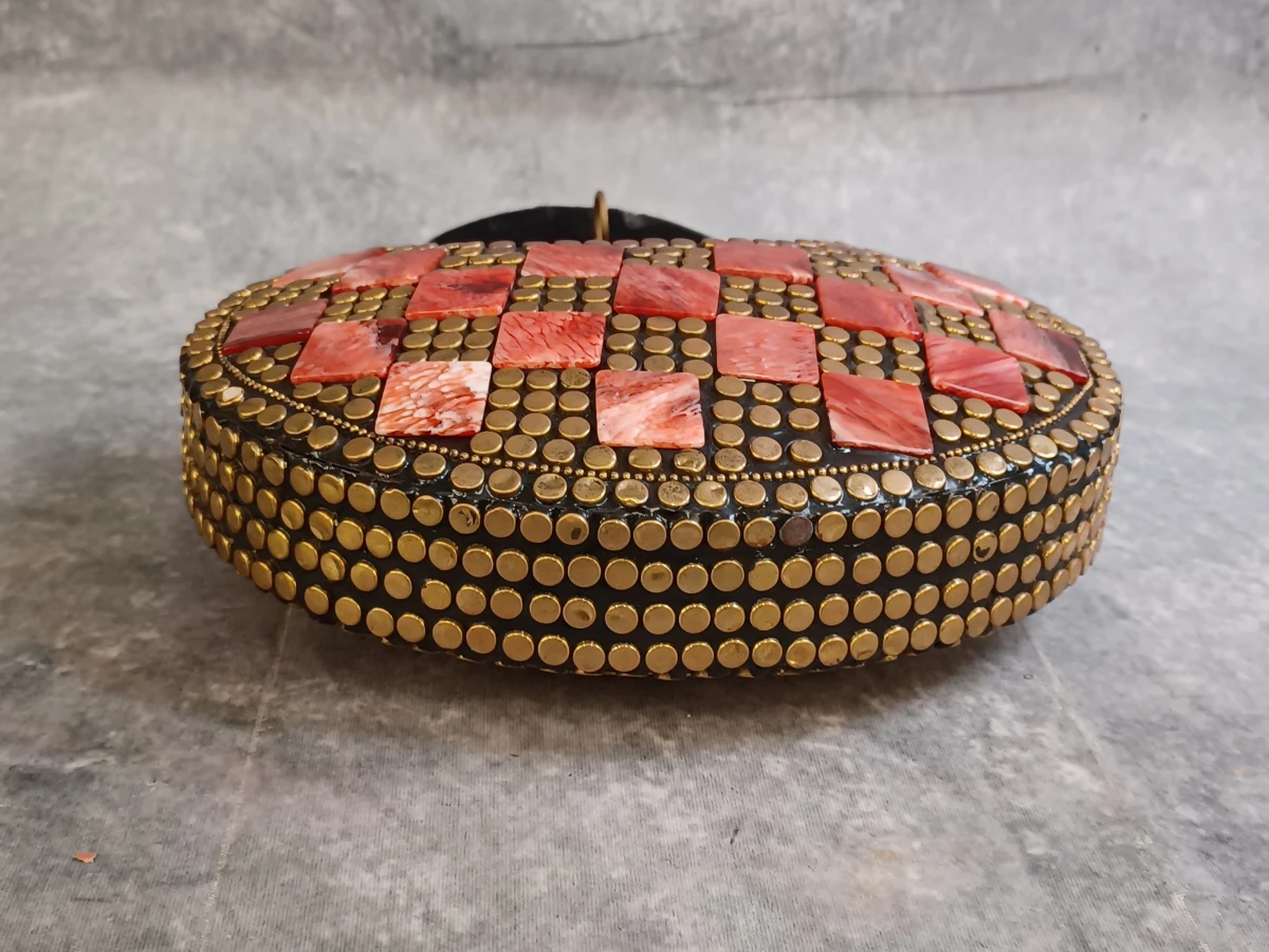 Handgemaakte Oosterse mozaïek clutch in messing en rode inleg - foto 3