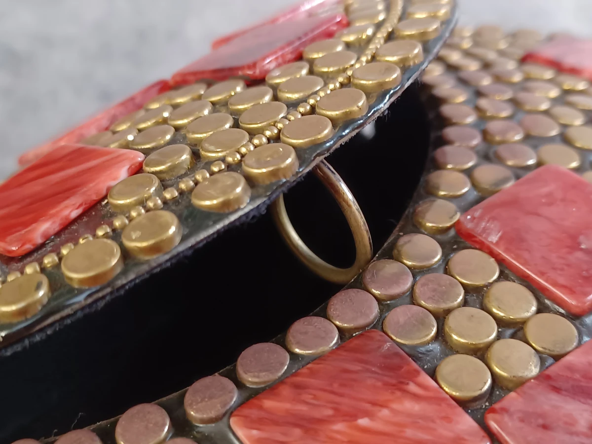 Handgemaakte Oosterse mozaïek clutch in messing en rode inleg - foto 6