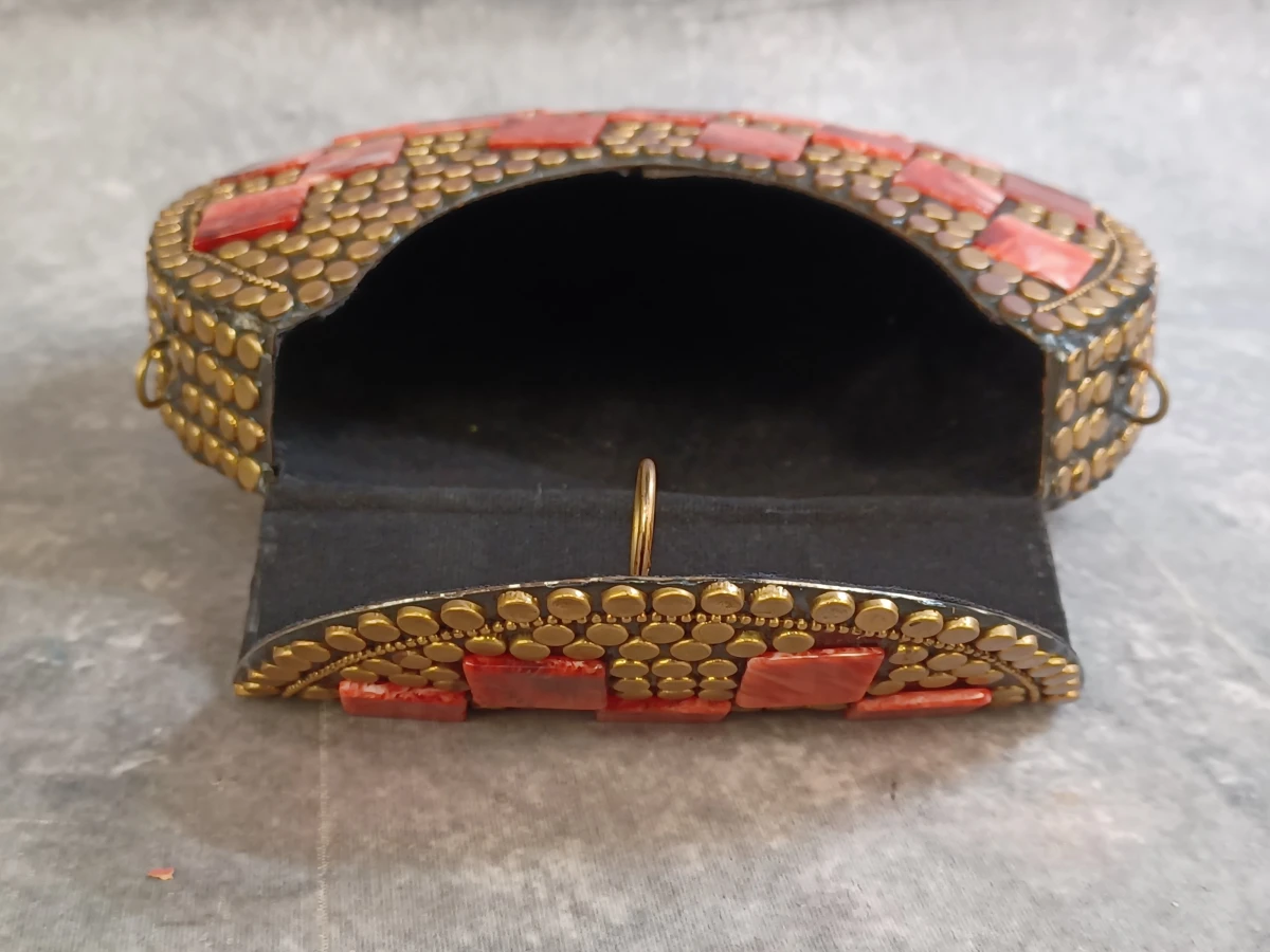 Handgemaakte Oosterse mozaïek clutch in messing en rode inleg - foto 5
