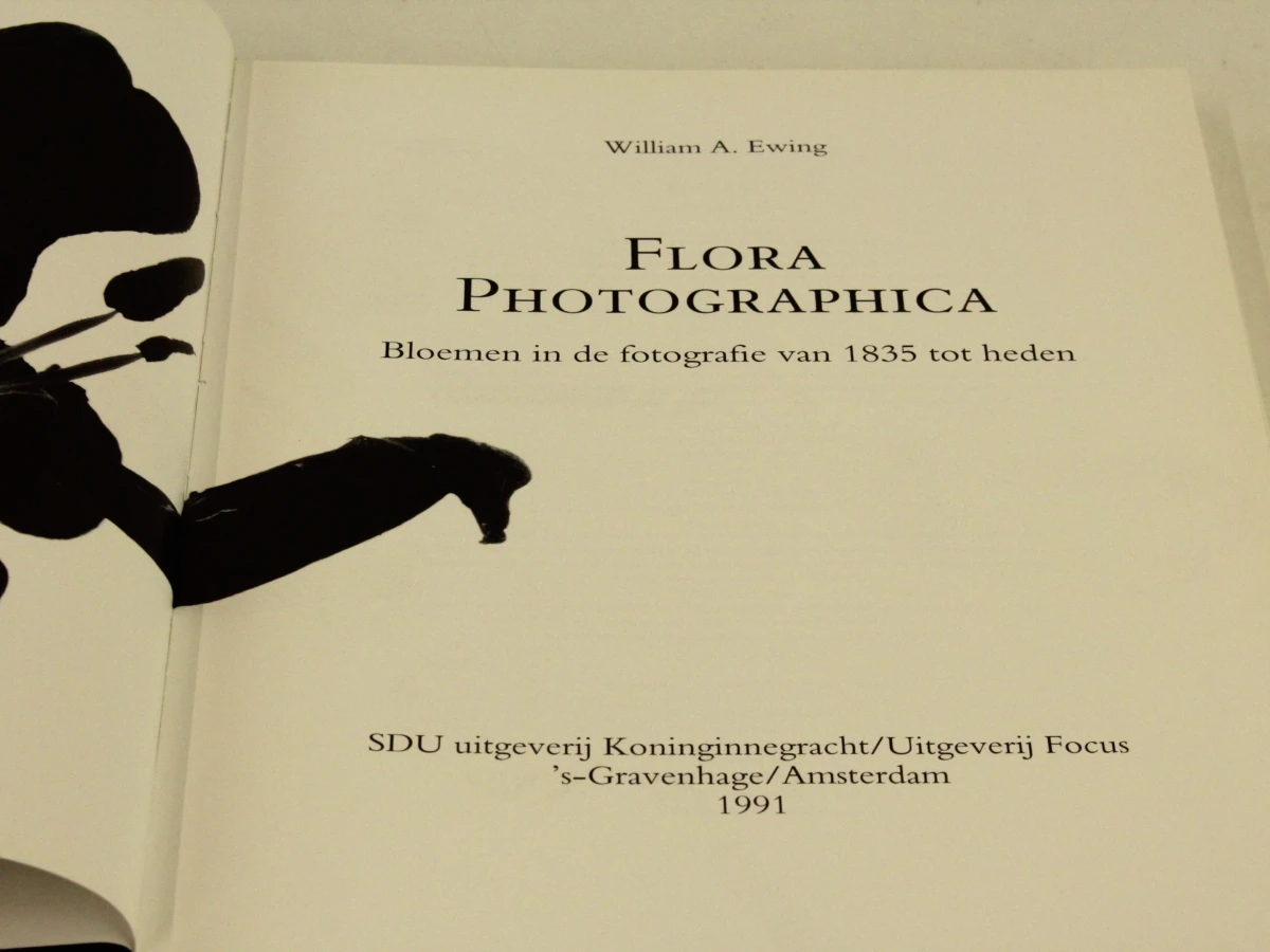 Flora Photographica Bloemen in de fotografie van 1835 tot Heden- Wiliam Erwing SDU uitgeverij koninginnengracht/uitgeverij Focus 's-Gravenhage/ Amsterdam 1991 - foto 3