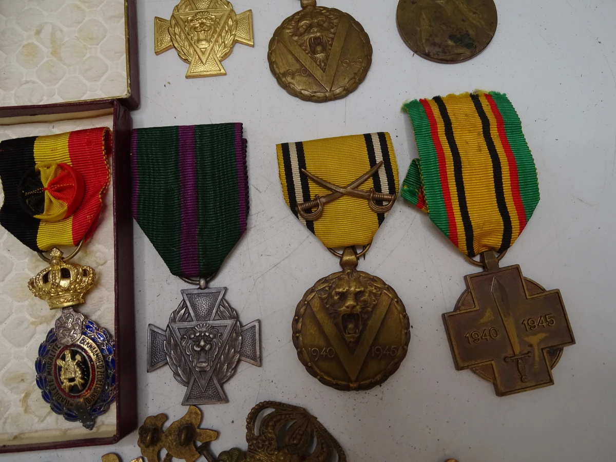 Verzameling militaire medailles en insignes - foto 4