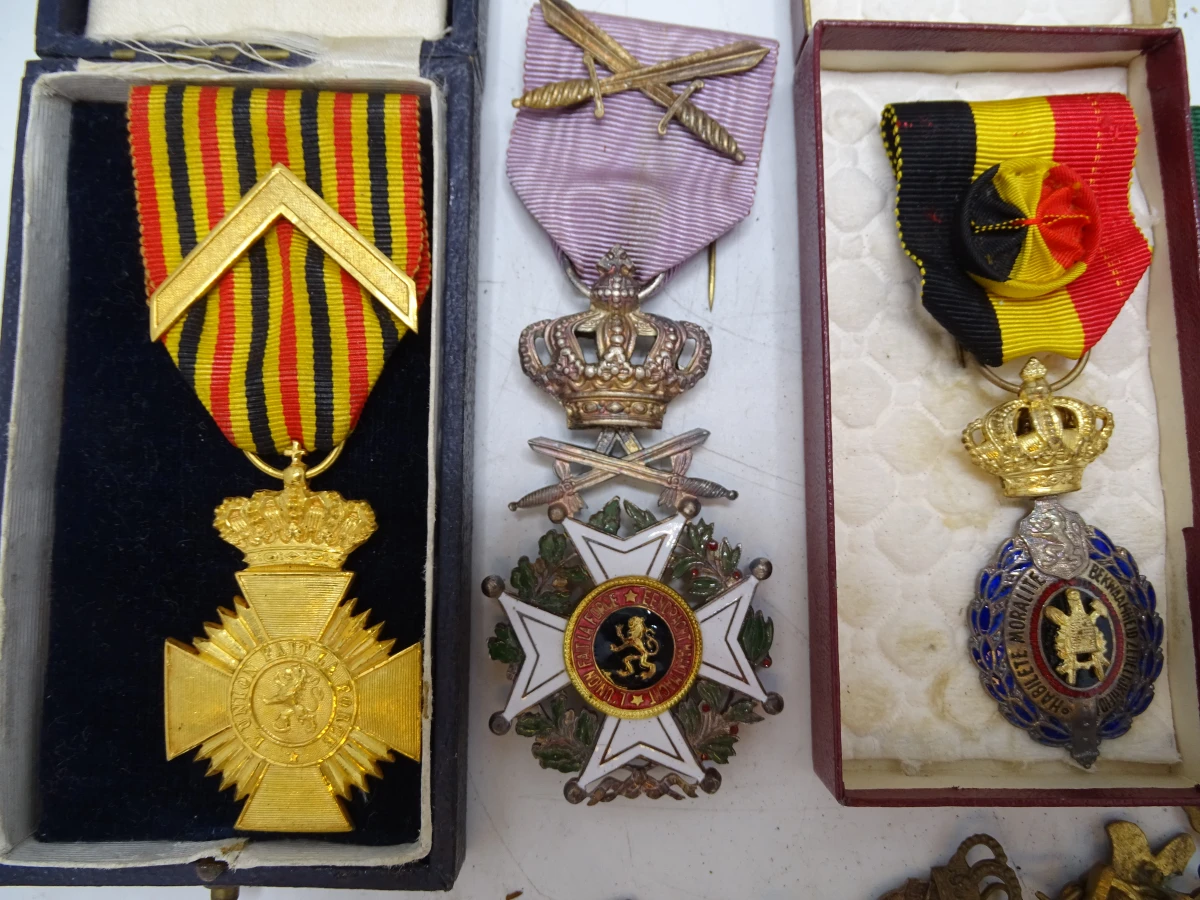 Verzameling militaire medailles en insignes - foto 3