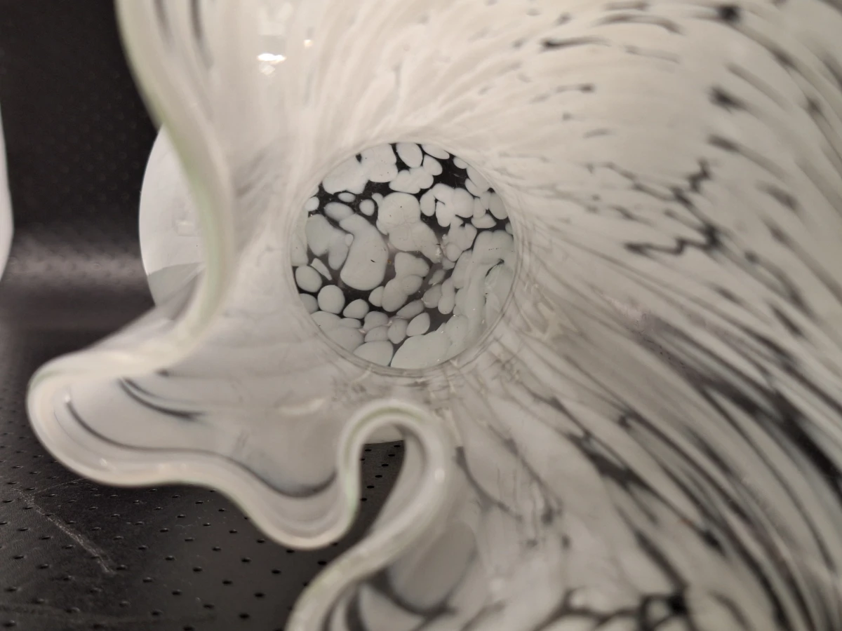 Handgeblazen designvaas in Murano stijl met wit spikkelpatroon - foto 6