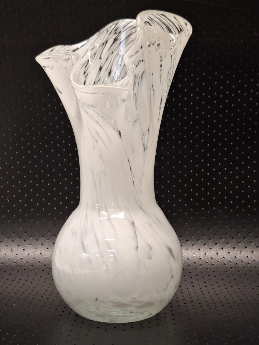 Handgeblazen designvaas in Murano stijl met wit spikkelpatroon - foto 2