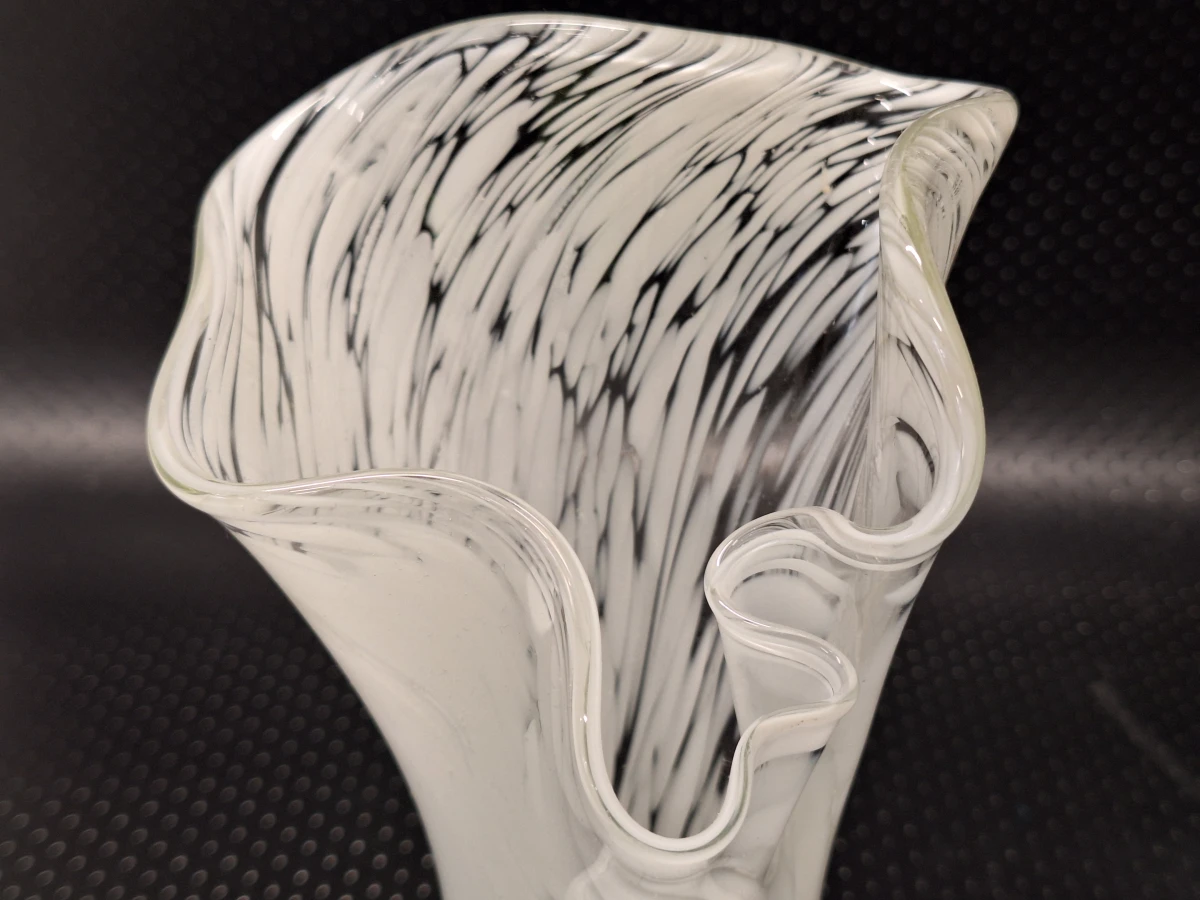 Handgeblazen designvaas in Murano stijl met wit spikkelpatroon - foto 5