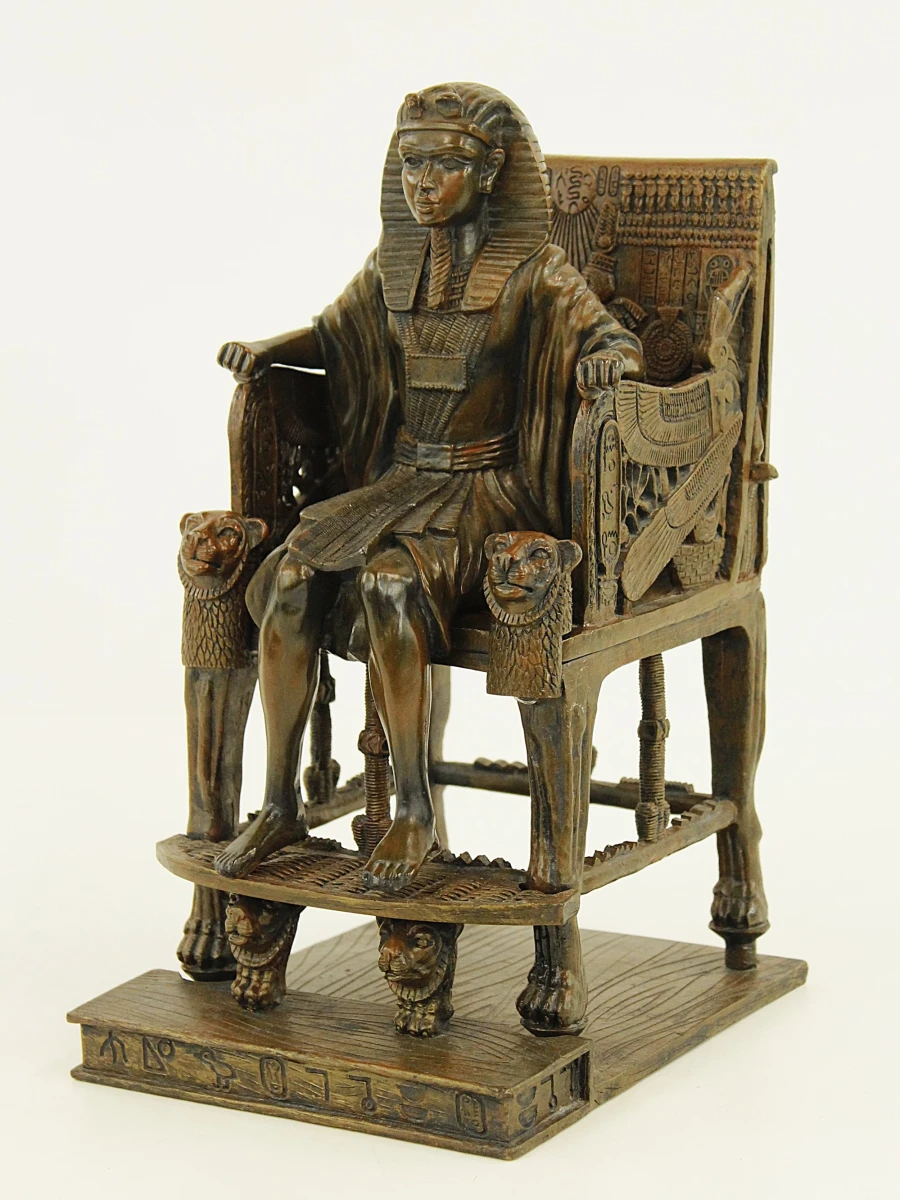 Toetanchamon op zijn rijk versierde troon - decoratief beeld in Egyptische stijl - foto 2