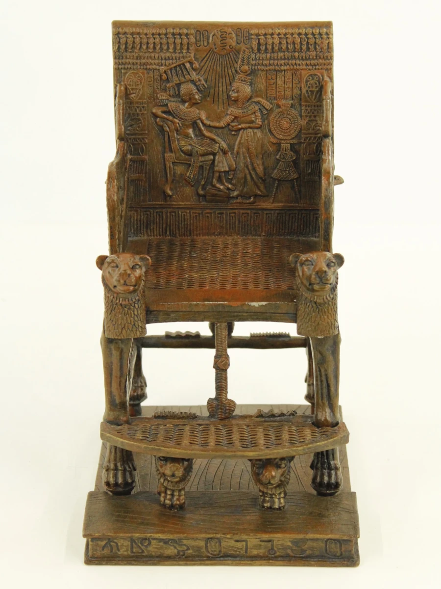 Toetanchamon op zijn rijk versierde troon - decoratief beeld in Egyptische stijl - foto 3