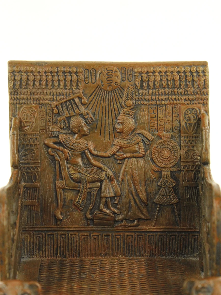 Toetanchamon op zijn rijk versierde troon - decoratief beeld in Egyptische stijl - foto 4