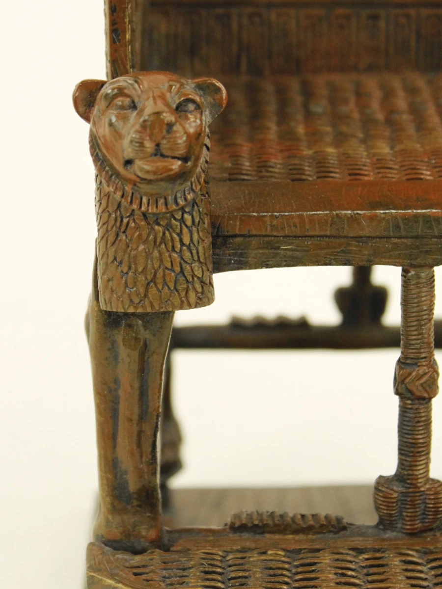 Toetanchamon op zijn rijk versierde troon - decoratief beeld in Egyptische stijl - foto 5