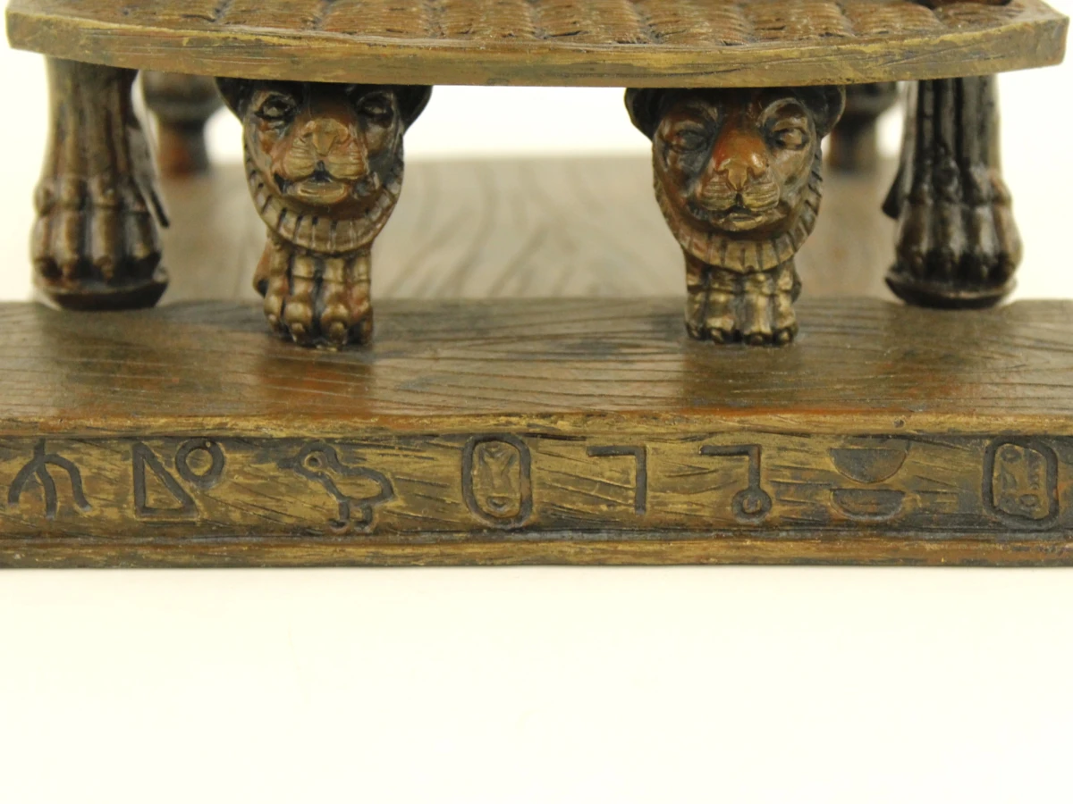 Toetanchamon op zijn rijk versierde troon - decoratief beeld in Egyptische stijl - foto 6