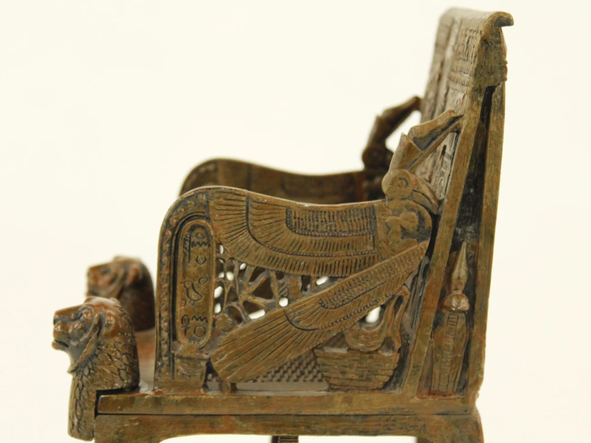 Toetanchamon op zijn rijk versierde troon - decoratief beeld in Egyptische stijl - foto 7