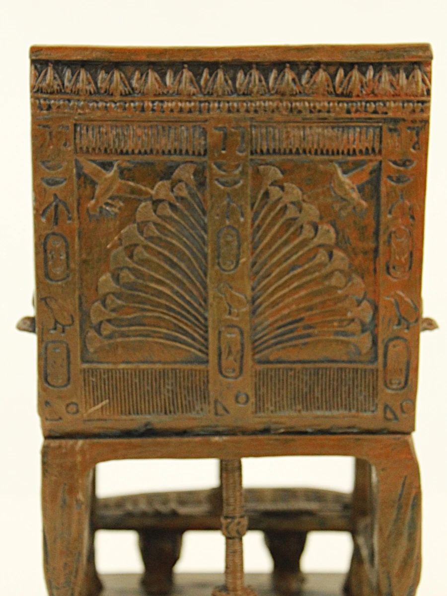 Toetanchamon op zijn rijk versierde troon - decoratief beeld in Egyptische stijl - foto 9