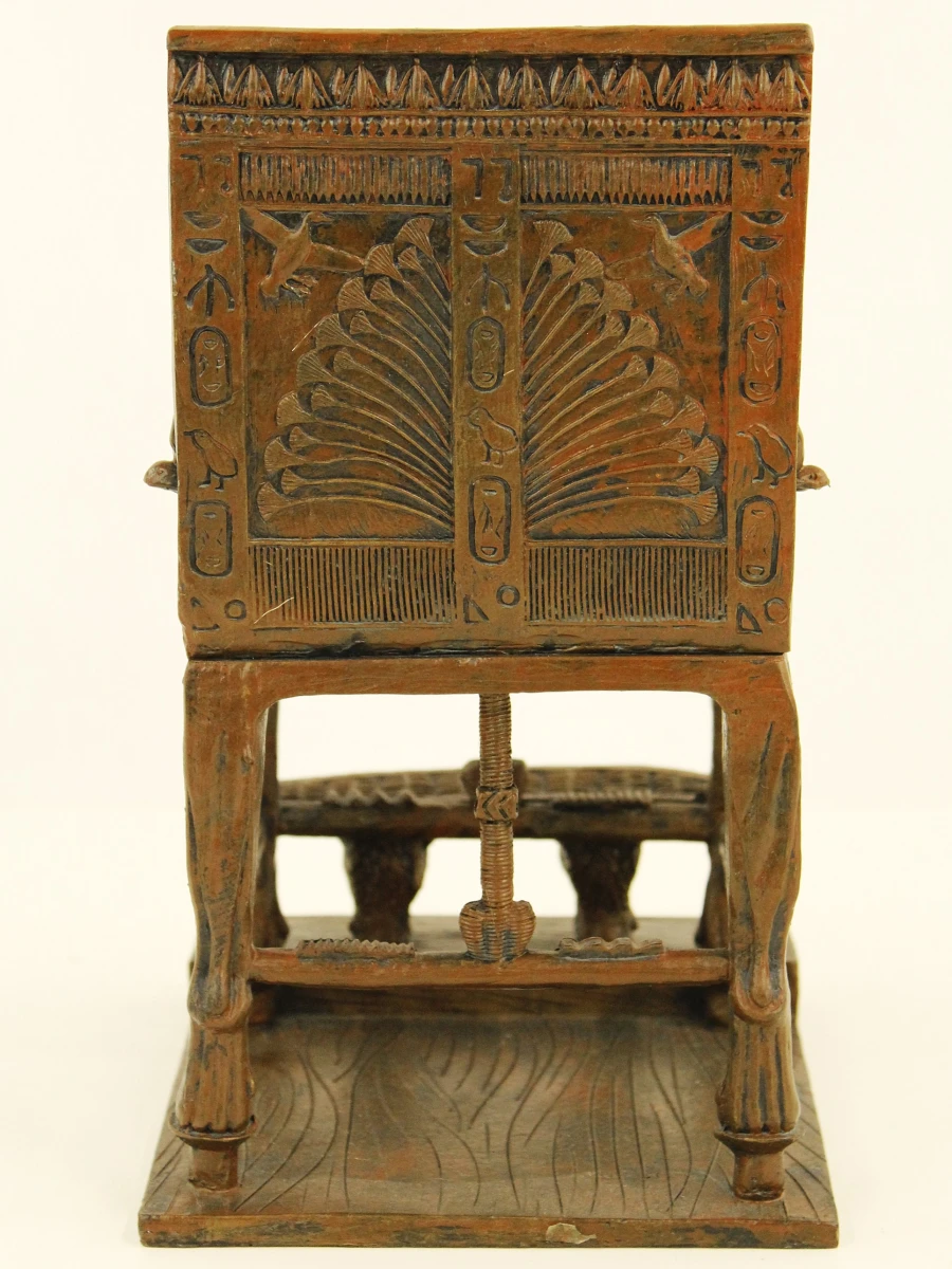 Toetanchamon op zijn rijk versierde troon - decoratief beeld in Egyptische stijl - foto 10
