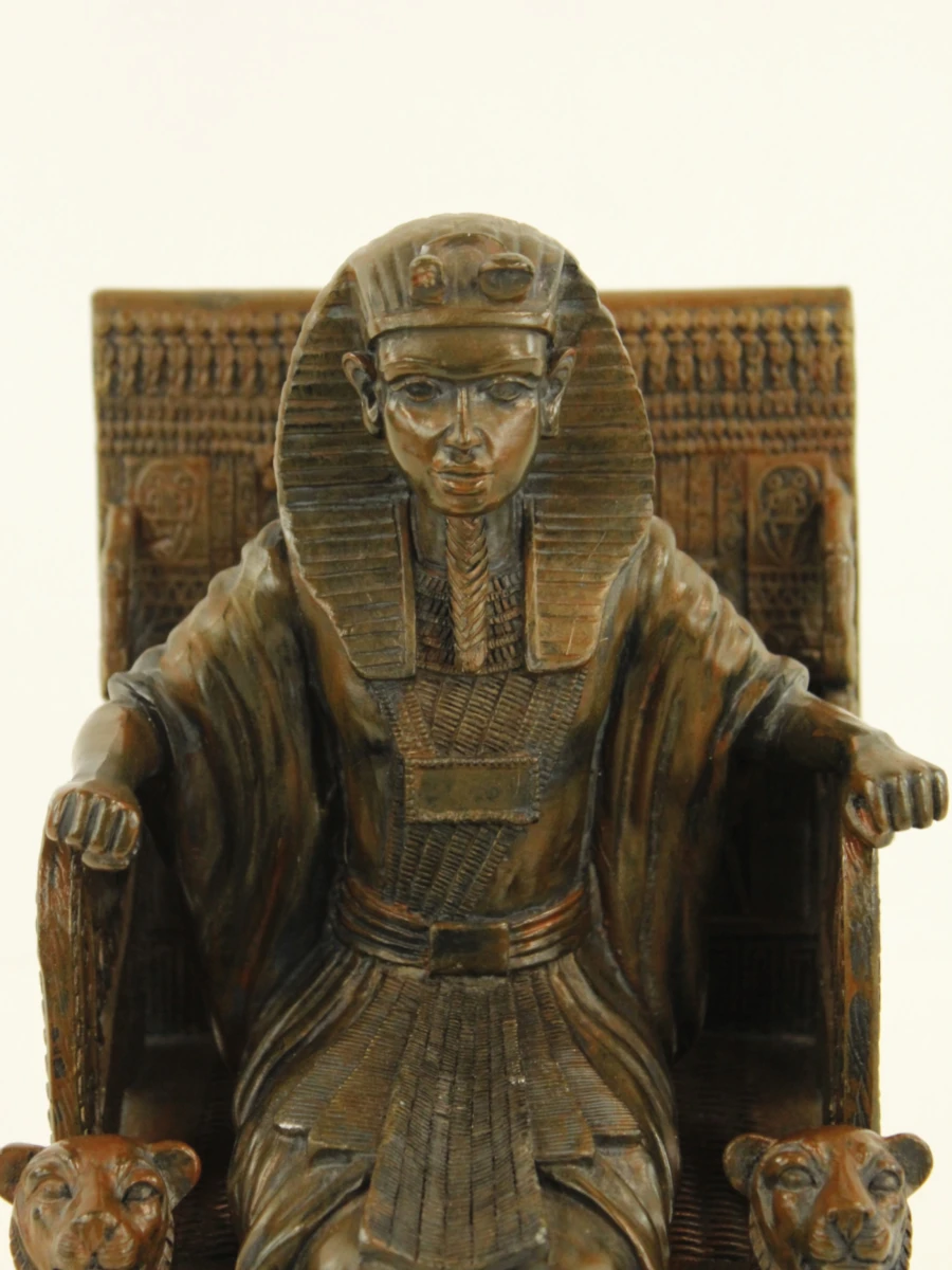 Toetanchamon op zijn rijk versierde troon - decoratief beeld in Egyptische stijl - foto 11