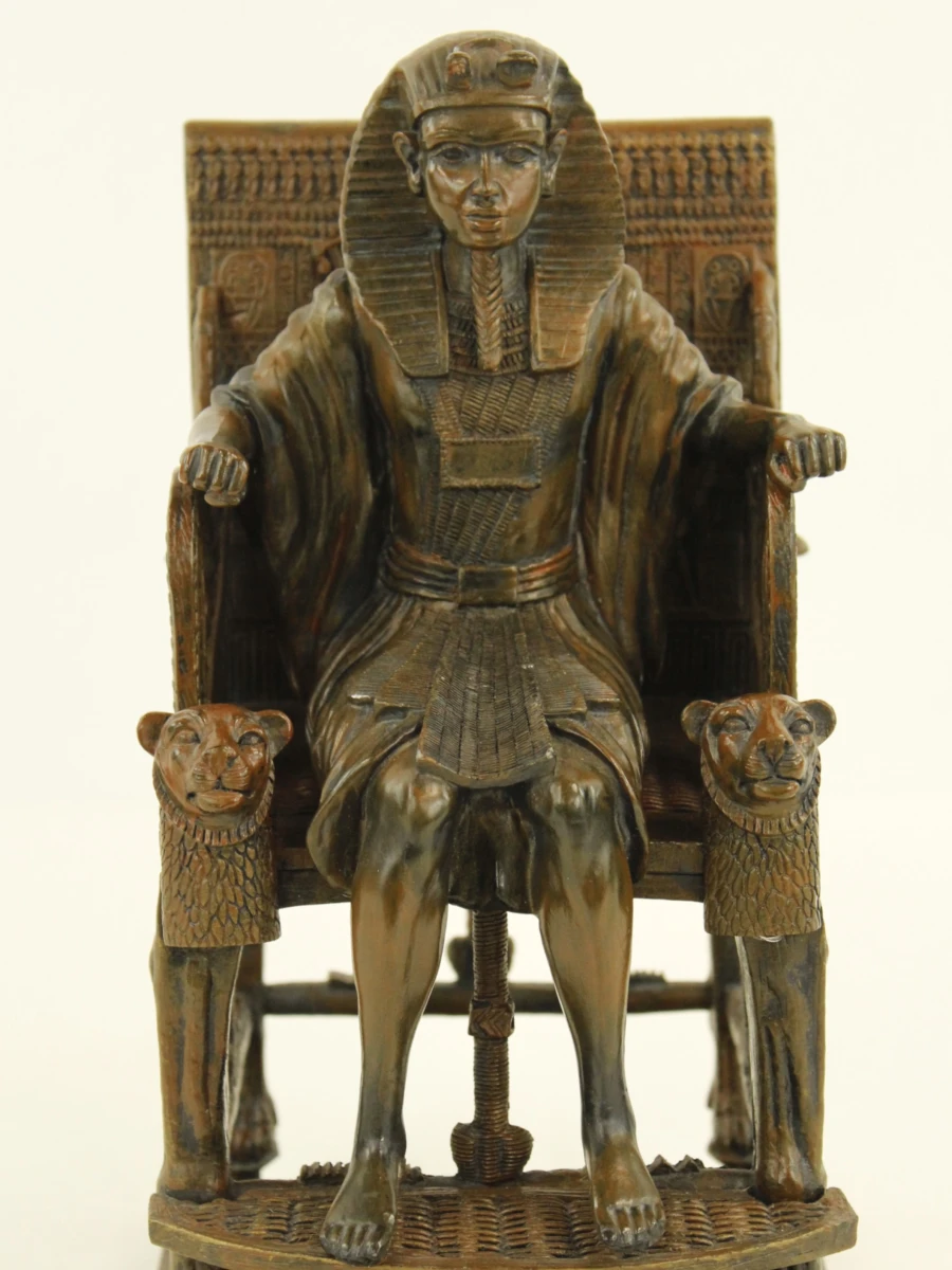 Toetanchamon op zijn rijk versierde troon - decoratief beeld in Egyptische stijl - foto 12