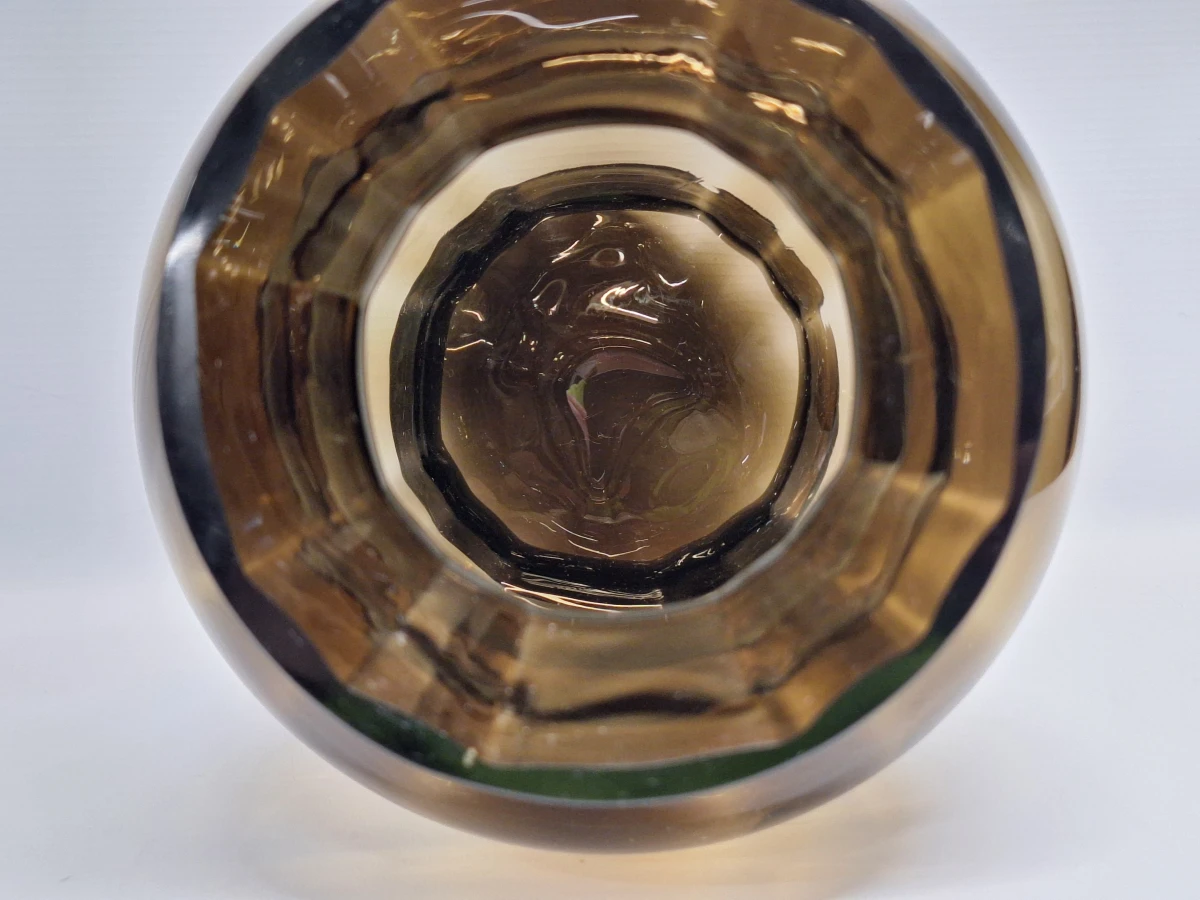 Art-Deco stijl mondgeblazen vaas in rookglas met optische ribben - foto 5
