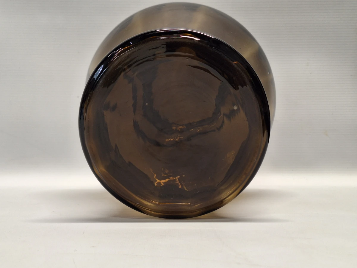 Art-Deco stijl mondgeblazen vaas in rookglas met optische ribben - foto 8