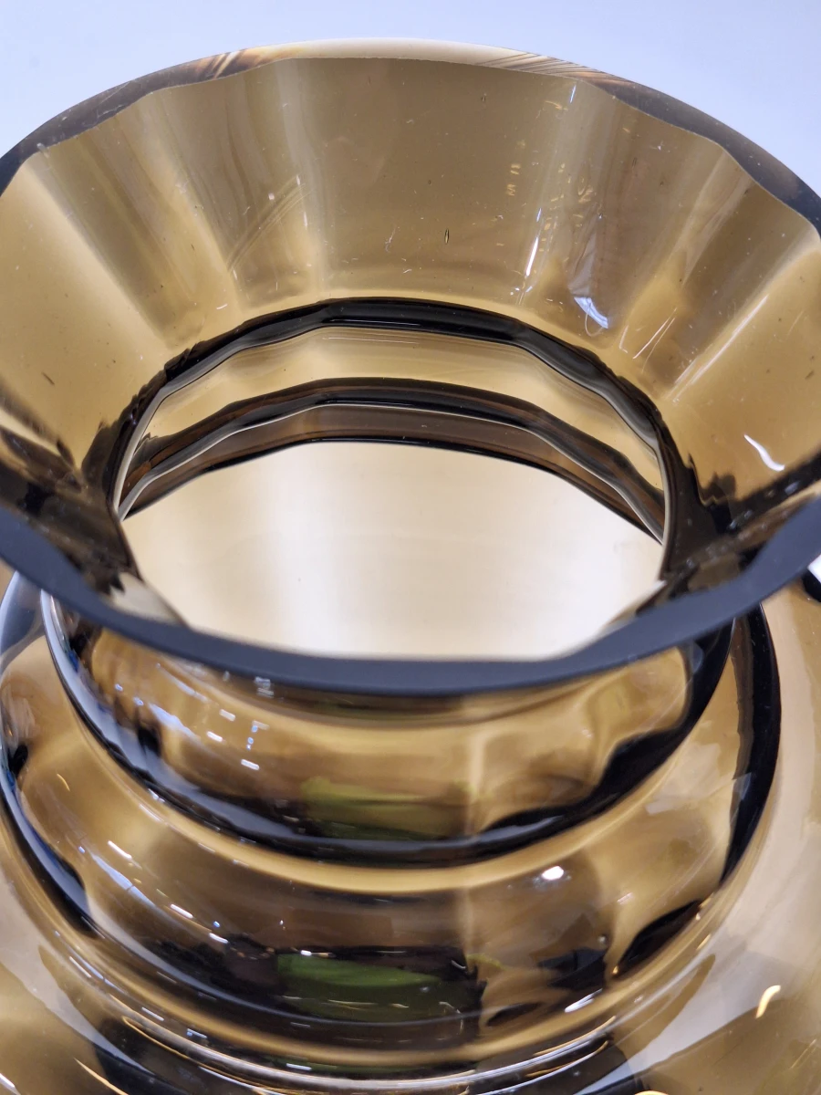 Art-Deco stijl mondgeblazen vaas in rookglas met optische ribben - foto 3
