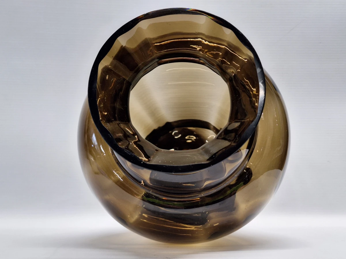 Art-Deco stijl mondgeblazen vaas in rookglas met optische ribben - foto 4