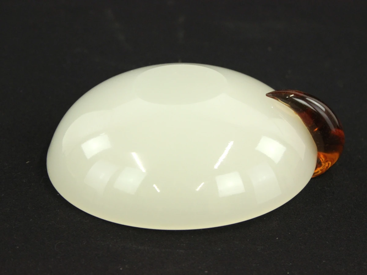Handgeblazen  witte glazen schaaltje met amberkleurig accent - foto 5
