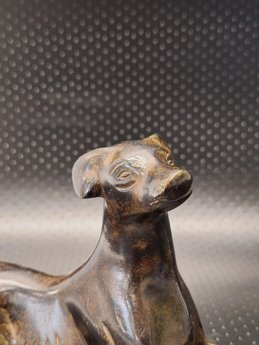 Bronzen beeldje van een liggende windhond in Art-Deco stijl - foto 5