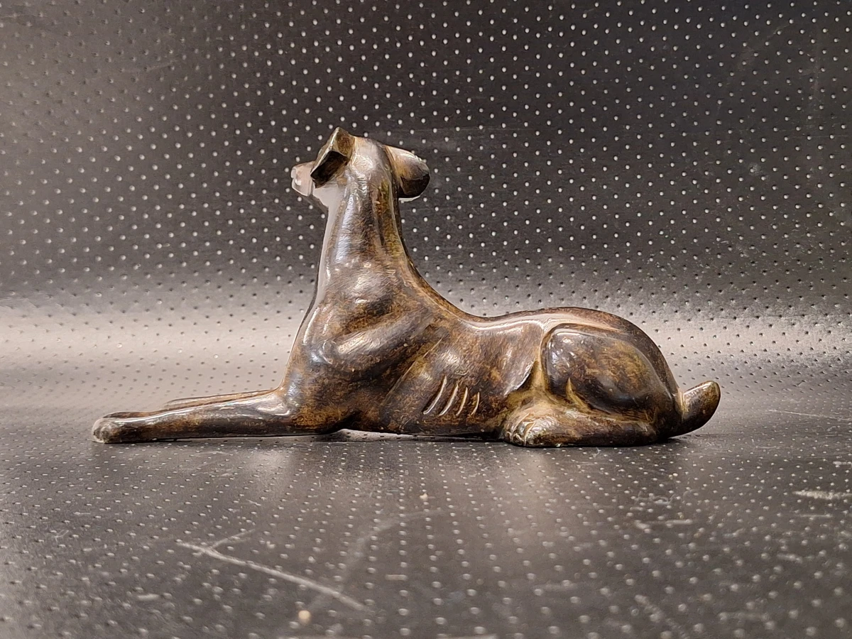 Bronzen beeldje van een liggende windhond in Art-Deco stijl - foto 3