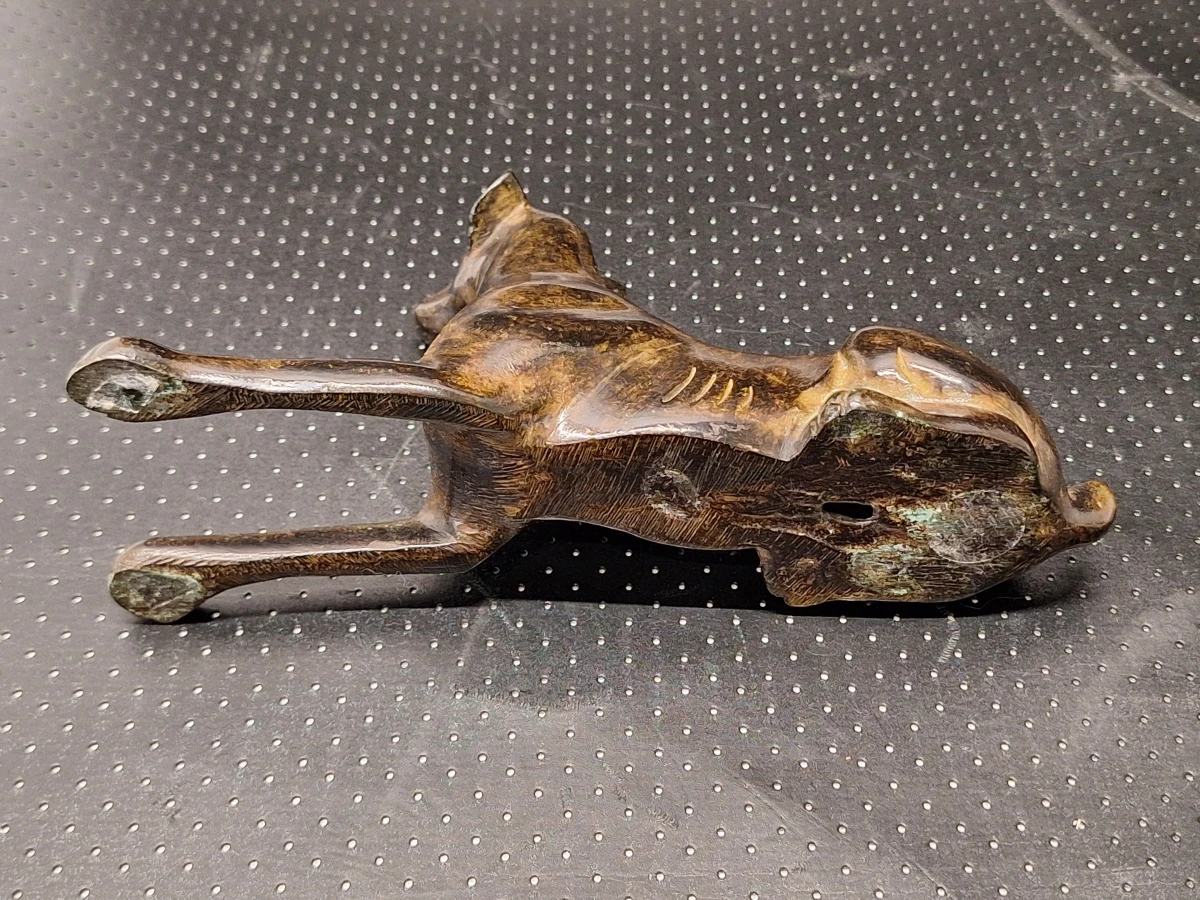 Bronzen beeldje van een liggende windhond in Art-Deco stijl - foto 7