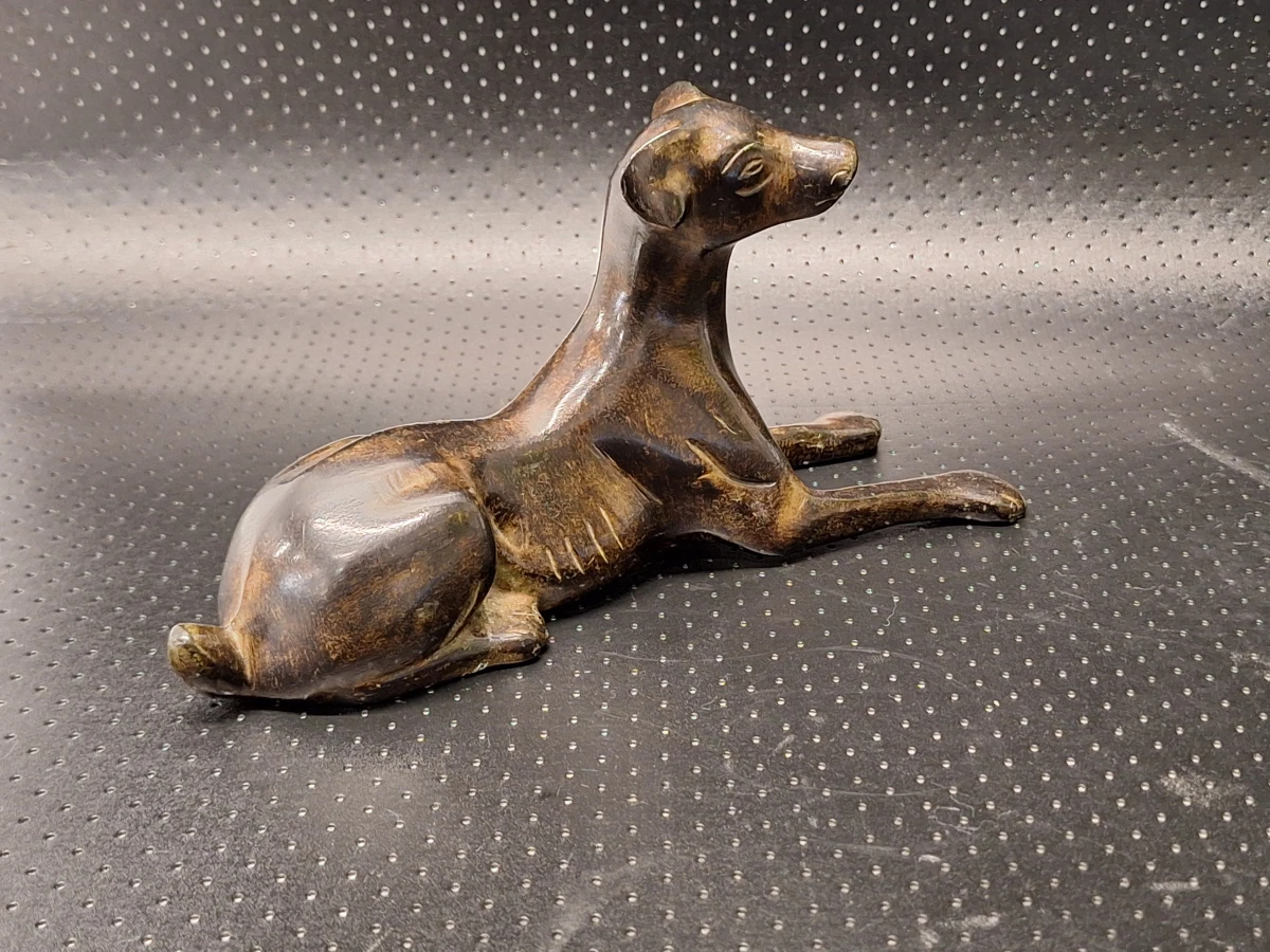 Bronzen beeldje van een liggende windhond in Art-Deco stijl - foto 2