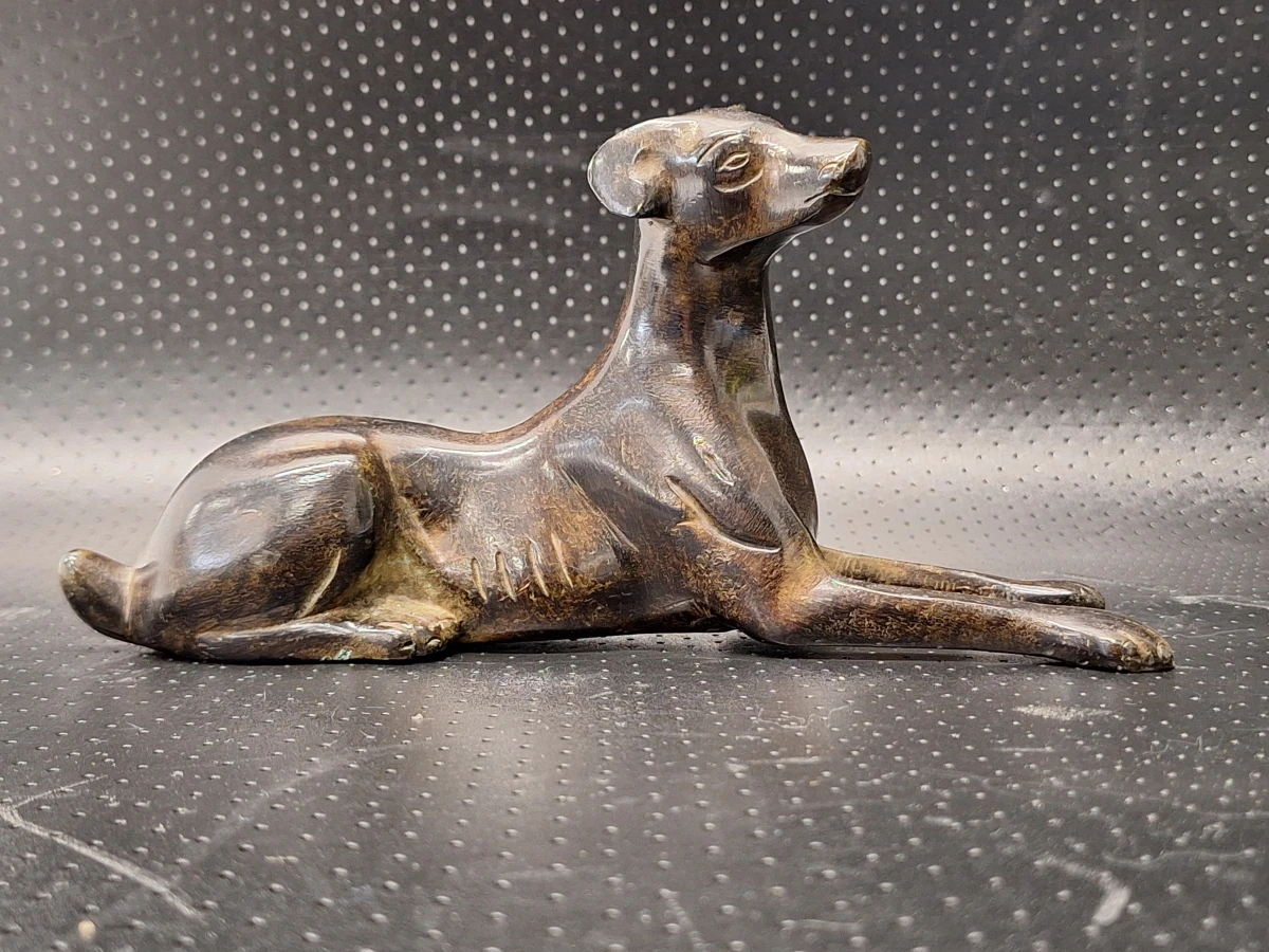 Bronzen beeldje van een liggende windhond in Art-Deco stijl - foto 4