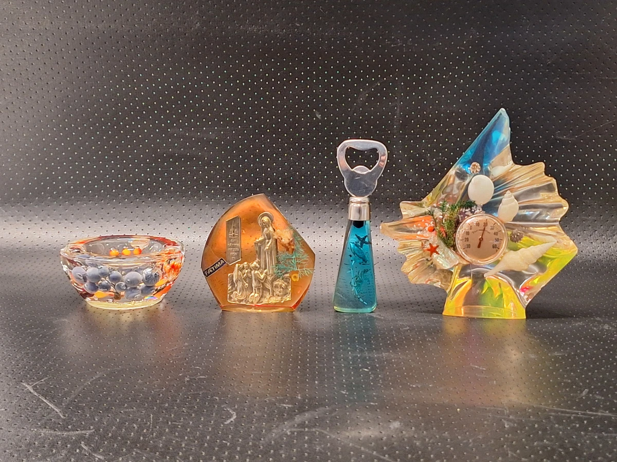 Set van vier siervoorwerpen van lucite met botanische en maritieme insluitsels - Mid-Century Modern - foto 2