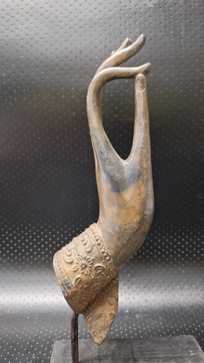Thais bronzen Boeddha handfragment op houten voet - foto 2