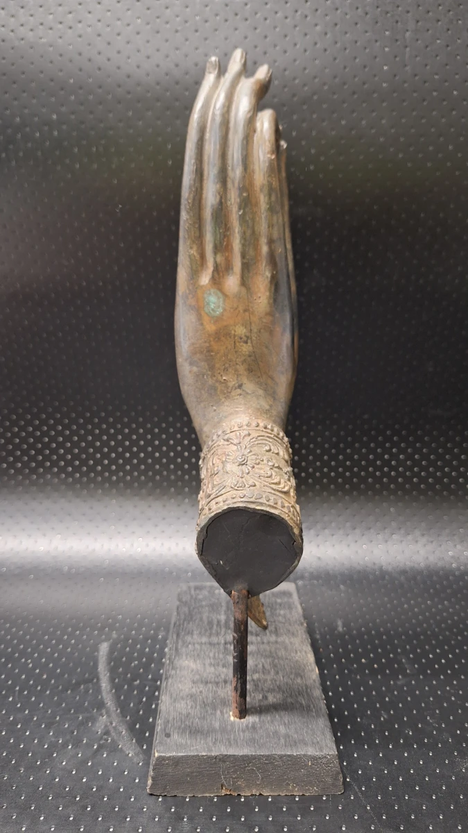 Thais bronzen Boeddha handfragment op houten voet - foto 5