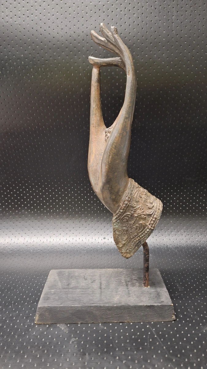 Thais bronzen Boeddha handfragment op houten voet - foto 6