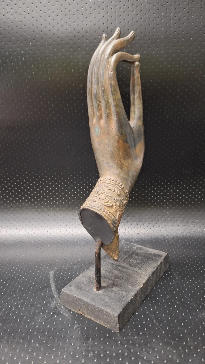 Thais bronzen Boeddha handfragment op houten voet - foto 4