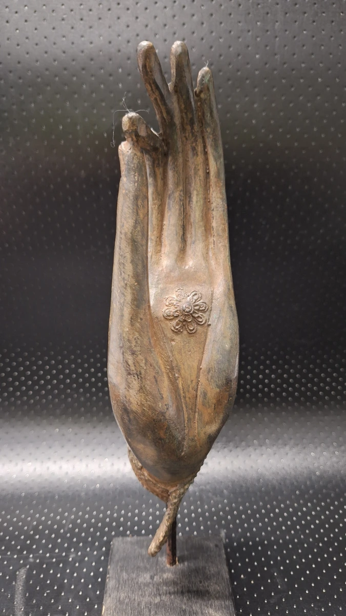 Thais bronzen Boeddha handfragment op houten voet - foto 8