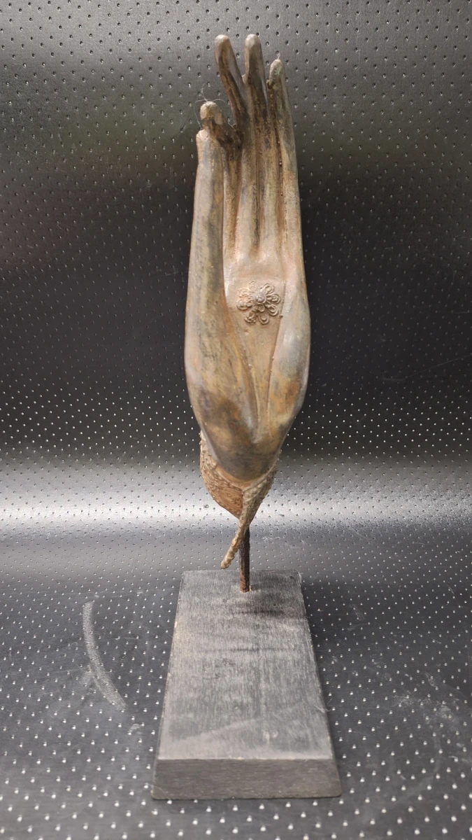 Thais bronzen Boeddha handfragment op houten voet - foto 7