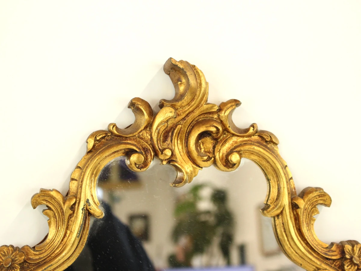 Goudkleurige klassieke wandspiegel met sierlijke lijst - foto 3