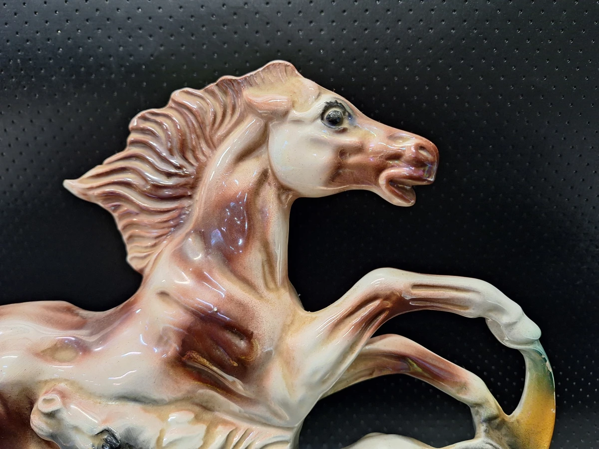Keramiekkunstwerk van paarden met parelmoerglazuur - foto 2