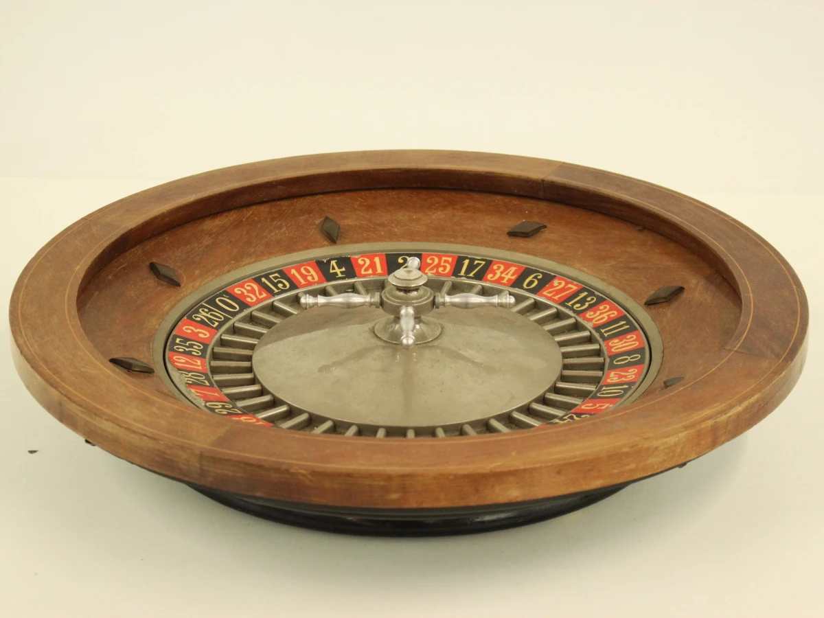 Vintage roulette – houten roulettewiel met metalen draaischijf en croupierhark - foto 2