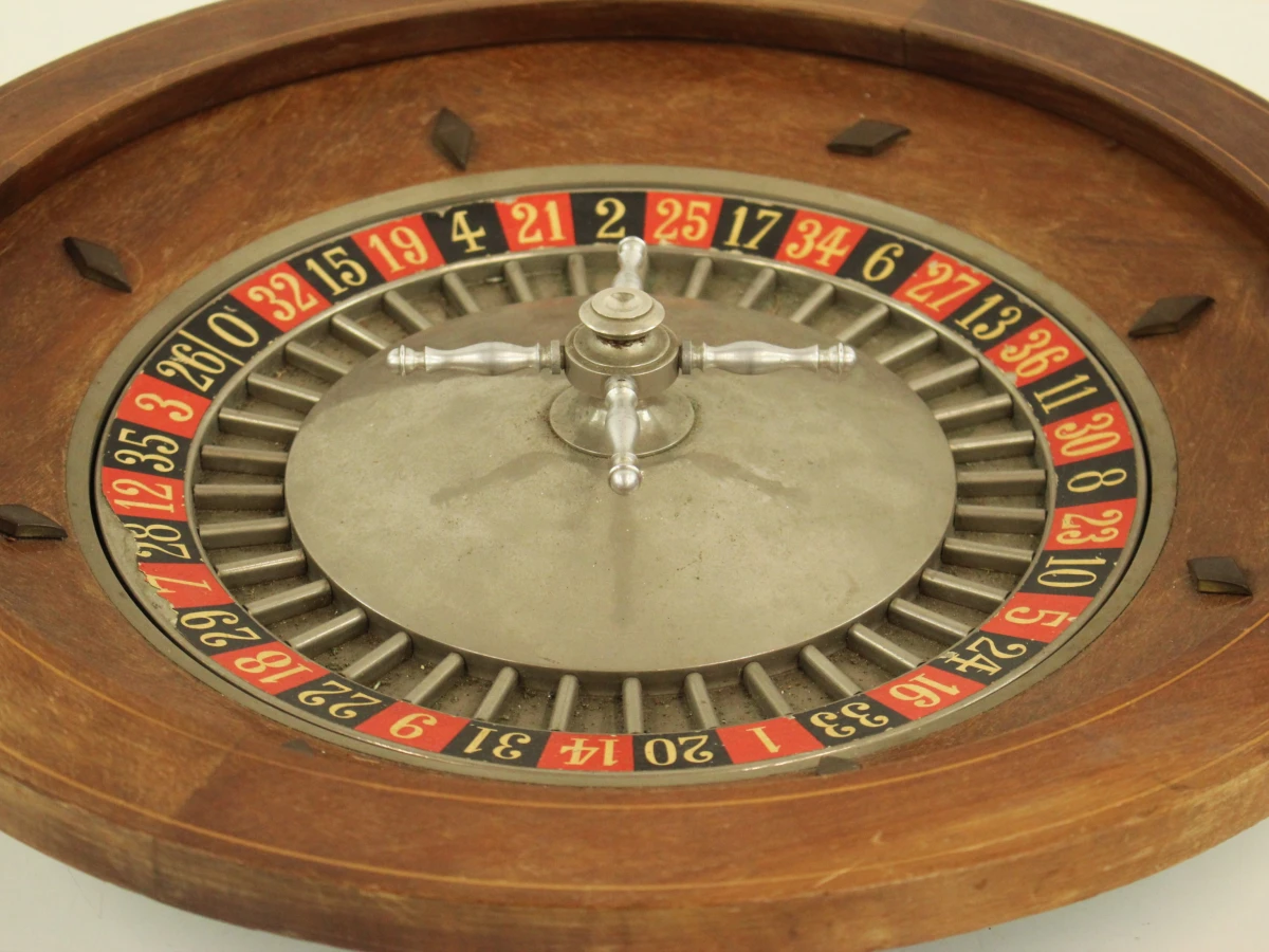Vintage roulette – houten roulettewiel met metalen draaischijf en croupierhark - foto 3