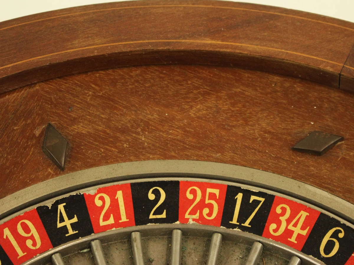 Vintage roulette – houten roulettewiel met metalen draaischijf en croupierhark - foto 4