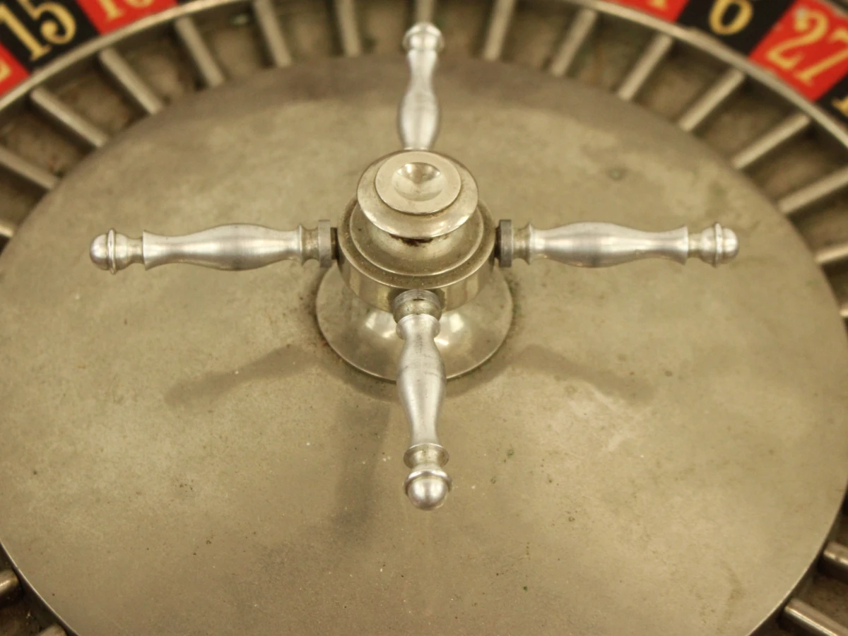 Vintage roulette – houten roulettewiel met metalen draaischijf en croupierhark - foto 5
