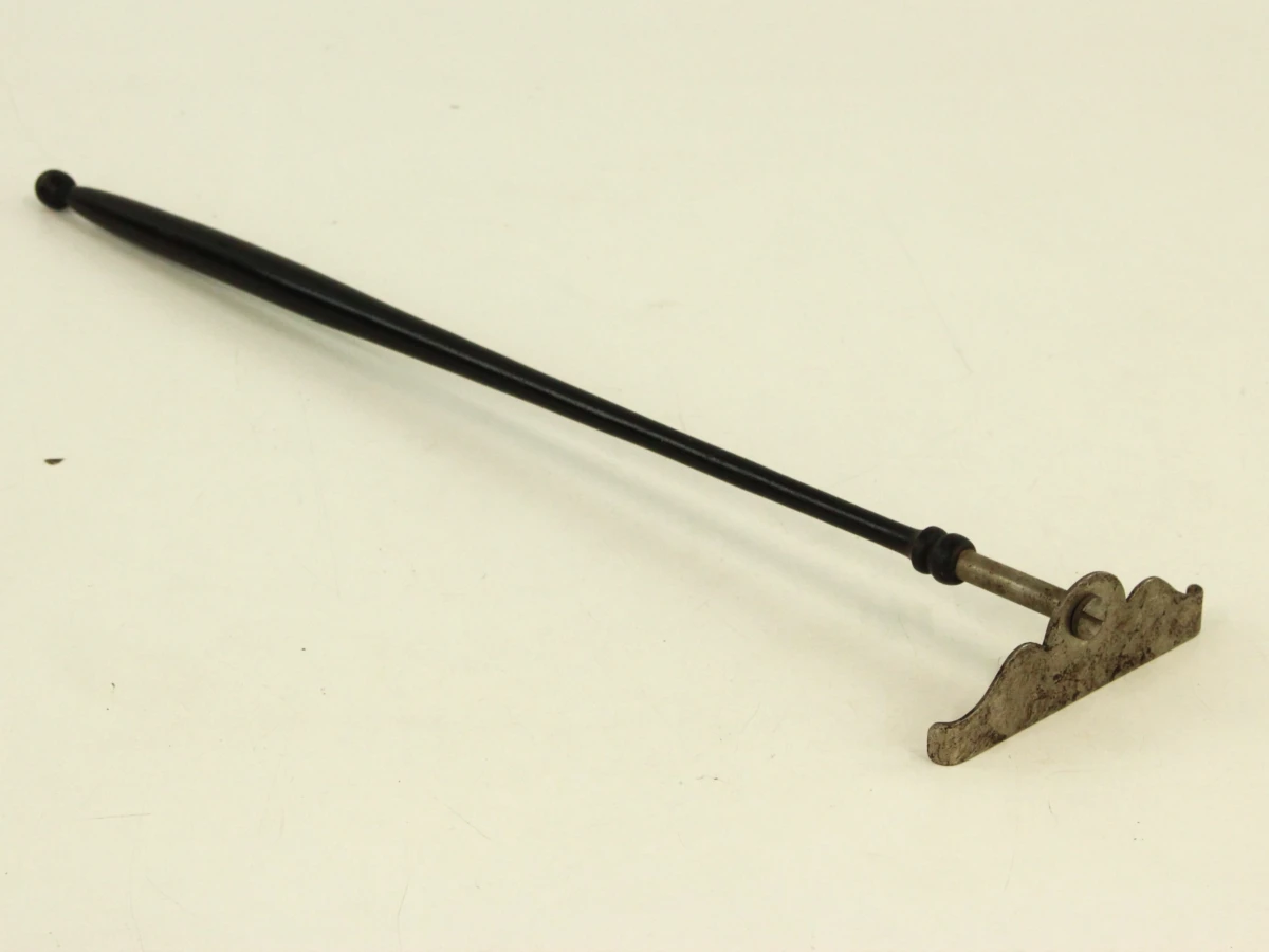 Vintage roulette – houten roulettewiel met metalen draaischijf en croupierhark - foto 6